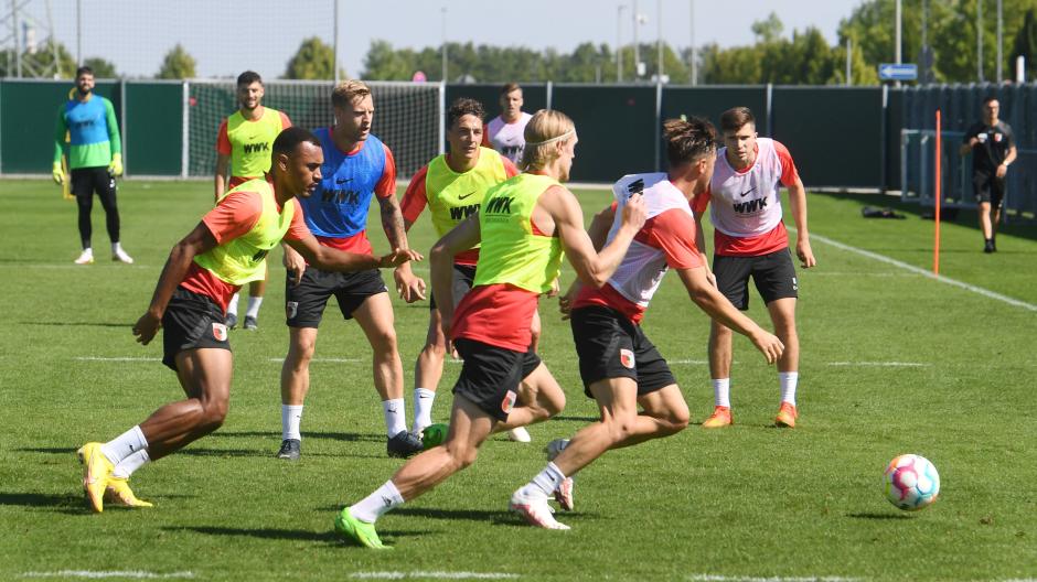 Passen, passen, passen: Im Training des FC Augsburg soll die Ballsicherheit auf engstem Raum trainiert werden. Bislang weisen die Darbietungen der Mannschaft noch viel Luft nach oben auf.