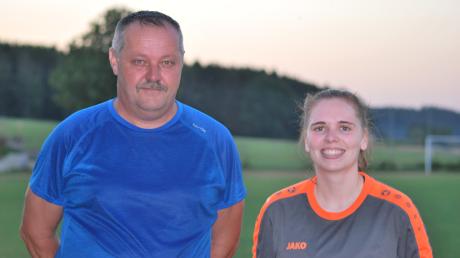 Alexander Ernst ist der neue Trainer des FC Loppenhausen. Er begrüßte mit Janine Huber eine neue Torhüterin.