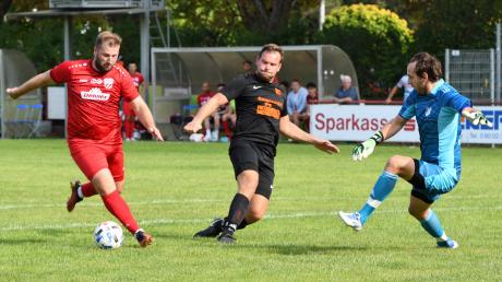 Im Bild: Rains Niko Schröttle (rotes Trikot) auf dem Weg zum entscheidenden 2:0 gegen den FC Maihingen.