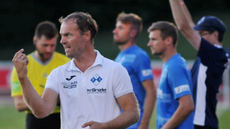 Trainer Marco Konrad (links) geht von einer schweren Aufgabe beim Bayernliga-Meister Hankofen-Hailing aus, erwartet aber drei Punkte.  