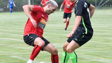 Dreimal gespielt, dreimal getroffen und zwei weitere Tore vorbereitet: Tugay Demir (links, hier gegen den Nördlinger Elias Holzner) trumpft seit seiner Rückkehr zum SC Bubesheim auf, als wäre er nie weg gewesen.