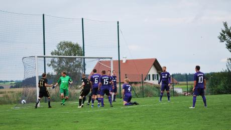 Der Ball zappelt im Netz: Der SV Schöneberg (schwarze Trikots) hat soeben den zweiten Treffer erzielt.