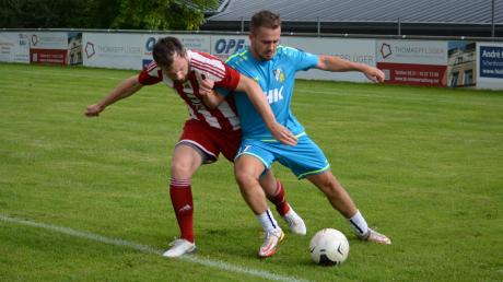 Nur schwer zu bremsen war Aystettens zweifacher Torschütze Pascal Mader (rechts) beim 4:0-Sieg gegen den TSV Haunstetten.