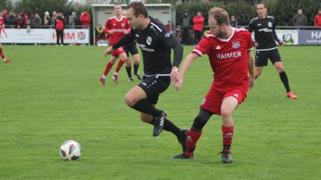 Alexander Kaltenstadler (rechts) vom TSV gegen Julian Hollinger vom FC Ehekirchen, der gleich dreimal traf. 