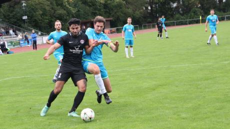 Einen 6:1-Sieg feierten Fabian Krug (rechts) und der SV Cosmos Aystetten im Verfolgerduell bei Türkgücü 