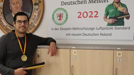Seine Vereinskollegen haben Sebastian Kugelmann im Schützenheim in Wiedergeltingen bereits mit diesem Plakat ein kleines Denkmal gesetzt. Der 33-jährige Luftpistolenschütze ist frisch gebackener Deutscher Meister.