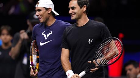Roger Federer (r) hatte sich für sein letztes Spiel Rafael Nadal als Doppelpartner gewünscht.