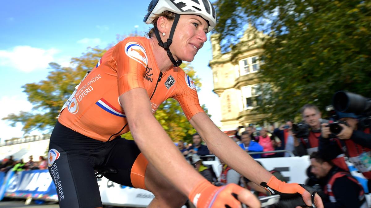 #WM-Rennen: Rad-Star van Vleuten fährt mit gebrochenem Ellenbogen
