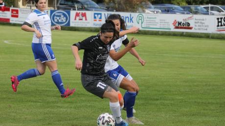 Janina Schenk (dunkles Trikot) war unermüdliche Antreiberin beim 4:0-Sieg des SC Biberbach gegen den SC Mönstetten.
