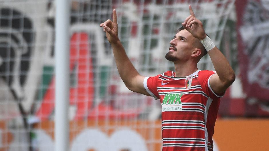 Mergim Berisha blickt mit dem FC Augsburg nach zwei Siegen in Folge nach oben. Ob sich der Aufwärtstrend auch auf Schalke fortsetzt, wird sich am Sonntag zeigen.