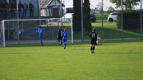 Der Schlusspunkt: Erst spielte Johannes Freisinger (blaues Trikot/Nr. 12) Mindelheims Keeper Alexander Mayr (rechts) aus, dann hatte er keine Mühe den sechsten Treffer für den TSV Kirchheim zu erzielen.