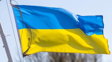 Die Flagge der Ukraine weht im Wind. In den kommenden Wochen und Monaten werden im Landkreis Landsberg wieder mehr Geflüchtete erwartet.