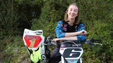 Die 19-jährige Jasmin Kluschak aus Ettringen gewann kürzlich die Südbayernserie im Motocross. Ihr Motto hat sie sich auf ihre Unterarme tätowieren lassen: „stay strong – ride on“.