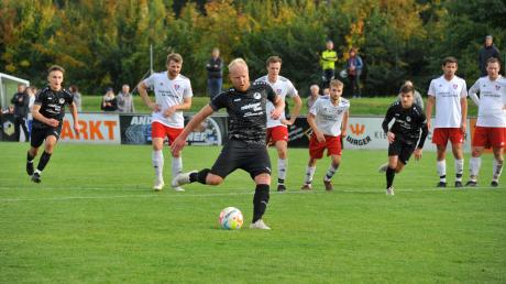 Gleich ist die endgültige Entscheidung gefallen: Philipp Goldau tritt zum Strafstoß für den FC Lauingen (schwarz) an und macht das 3:0 im Landkreis-Derby gegen die SpVgg Bachtal. 