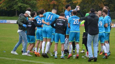 Grund zum Feiern hatten die Kicker des SV Cosmos Aystetten nach dem 5:0-Auswärtssieg im Spitzenspiel beim TSV Bobingen. Am Sonntag wollen sie nach dem Spiel gegen Spitzenreiter Egg auch zuhause jubeln.