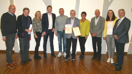 Der neue Vorstand des Bayerischen Landessportverbands im Sportkreis Günzburg präsentiert sich mit den Ehrengästen.