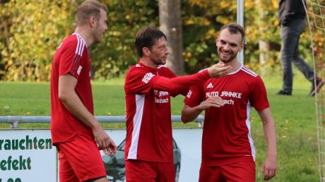 Allen Grund zur Freude hatten die drei Torschützen des TSV Fischach, von links Markus Schenzinger, Dominik Mayr und Max Fischer.