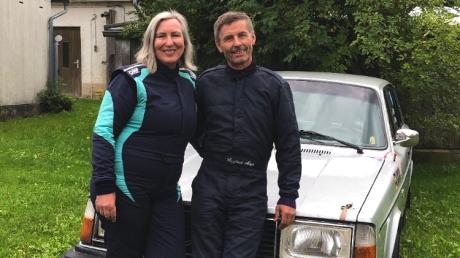 Das Ehepaar Renate und Siegfried Mayr startet mit seinem Volvo 244 bei den FIA Motorsport Games.