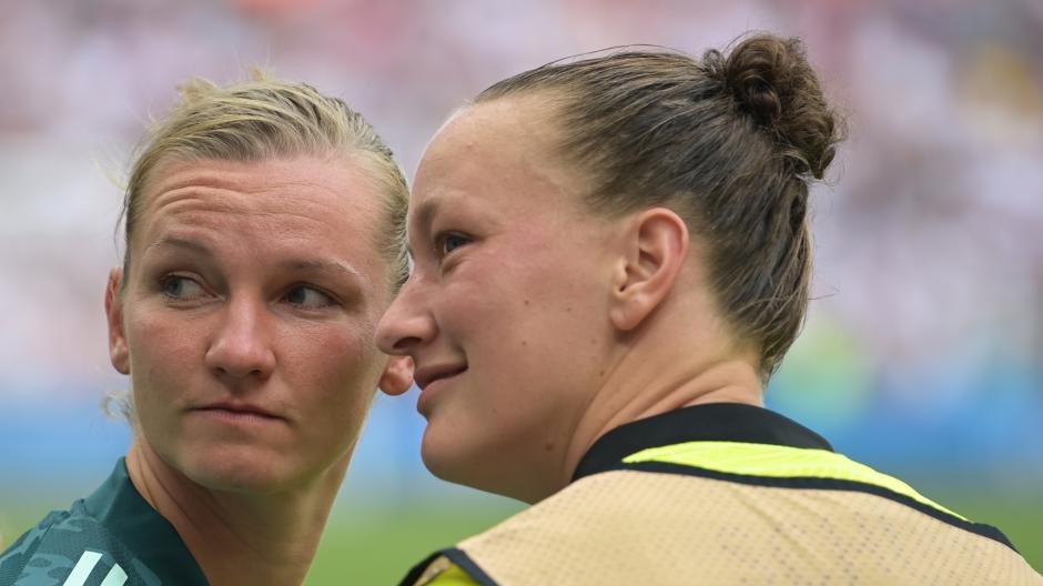 Alexandra Popp und Almuth Schult vor dem Finale der Frauen-EM 2022.