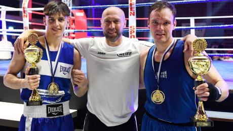 Der emotionale Höhepunkt des Kampfabends: Trainer Robert Roh beglückwünscht seine erfolgreichen Boxer Dragos Alexandru Urda und Benedikt Kirchhof. 