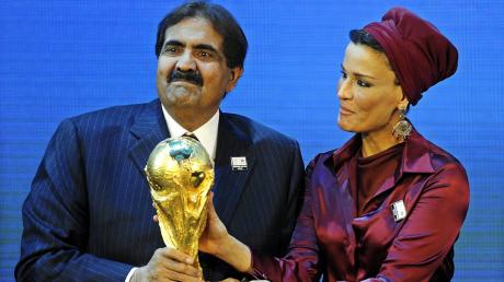 Geschafft: Hamad bin Khalifa Al-Thani, der damalige Emir Katars, und Moza bint Nasser Al-Missned, halten im Dezember 2010 nach der erfolgreichen WM-Bewerbung den WM-Pokal in der Hand. 