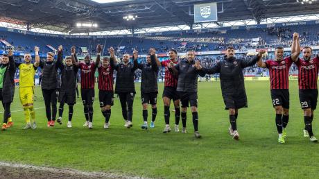 Freude bei den Spielern des FC Ingolstadt: Die Schanzer gewannen beim MSV Duisburg mit 1:0 und verabschiedeten sich mit zwei Siegen hintereinander in die Winterpause. 