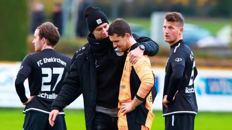 Tröstende Worte: Der verletzte Kapitän Nicolas Ledl sucht das Gespräch mit Torhüter Simon Lenk, der beim 0:2 des FC Ehekirchen gegen den 1. FC Sonthofen entscheidend gepatzt hatte. 