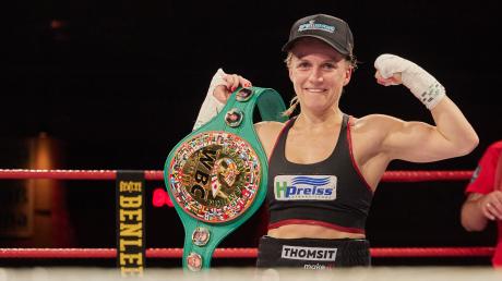 Tina Rupprecht ist im Besitz des Weltmeistergürtels des WBC.  