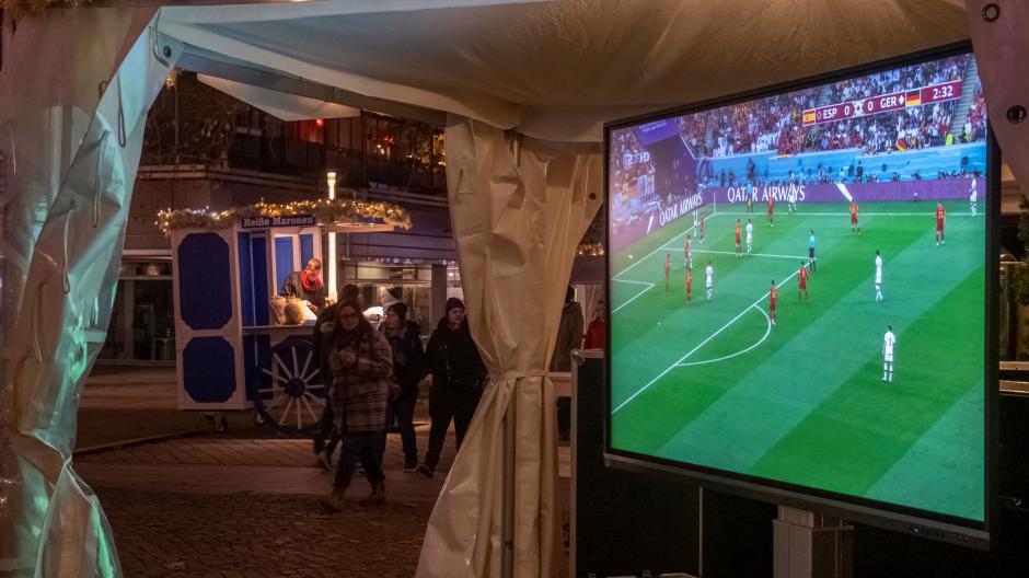 Leere Hütte: In Dresden interessiert der Weihnachtsmarkt die Menschen sehr viel mehr als das WM-Vorrundenspiel gegen Spanien. Einsam sendet der Fernseher ins Nichts.