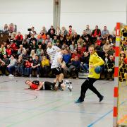 Geht der Ball rein oder geht er nicht rein? Er tut es nicht: Tobias Hander (am Boden) scheitert hier ebenso an Torwart Christian Rommel (rechts) wie sein TVG im Derby bei der HSG-Lauingen-Wittislingen. 
