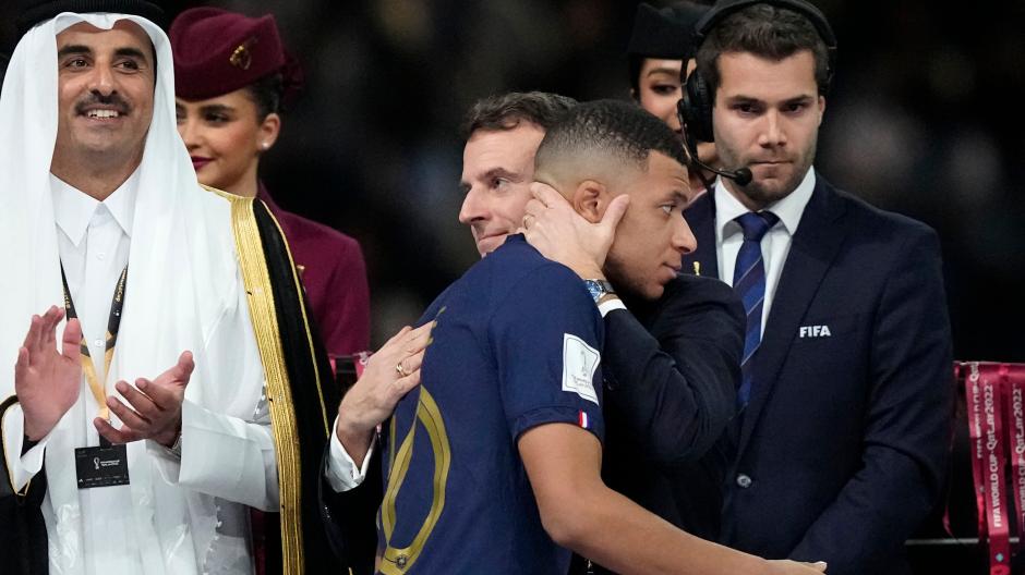 Trost vom Präsidenten: Frankreichs Staatschef Emmanuel Macron munterte Kylian Mbappé nach dem verlorenen Finale auf. 