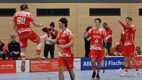 Das Jahr 2022 haben die Floorballer der Red Hocks Kaufering mit einem Sieg beendet – am Samstag wollen sie auch mit einem Heimsieg ins neue Jahr starten. Ab 18 Uhr ist der Vorletzte der Bundesliga, BW Schenefeld, in Kaufering zu Gast.