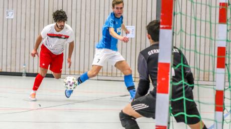 Im Finale der Allgäuer Futsal-Meisterschaft in Marktoberdorf standen sich der SVO Germaringen (weiße Trikots) und die SG Wiggensbach/Buchenberg gegenüber – „dank“ eines Regelverstoßes der SG Oberrieden. 