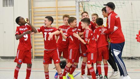 Jubel bei der SpVgg Unterhaching: Die jungen Fußballer besiegten im Halbfinale den FC Bayern München mit 4:2 und gewannen das Endspiel gegen den SSV Reutlingen mit 2:1. 