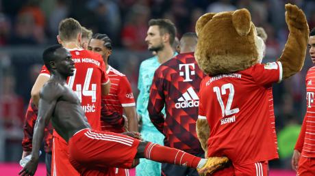 Es bleibt dabei: Die Einzigen, die den Bayern in den Hintern treten können – so wie hier Sadio Mané dem Maskottchen Bernie –, sind die Bayern selbst. Beim Rest der Liga geht es deutlich spannender zu.