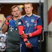 Sind beim FC Bayern kein Team mehr: Manuel Neuer (rechts) mit Torwarttrainer Toni Tapalovic.