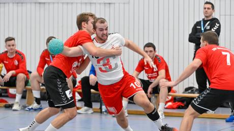 Die Handballer des TSV Landsberg (Mitte: Fynn Meier) haben den Klassenerhalt in der Landesliga noch nicht sicher.