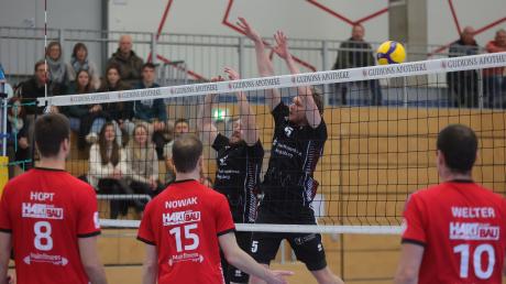 Die Volleyballer des TSV Friedberg um Michael Hurler (links) und Matthias Kaiser unterlagen gegen Spitzenreiter Eltmann. 