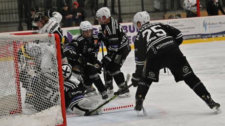 Mit vereinten Kräften konnten die Burgauer Eishockeyspieler zuletzt einige Torschüsse abwehren. 