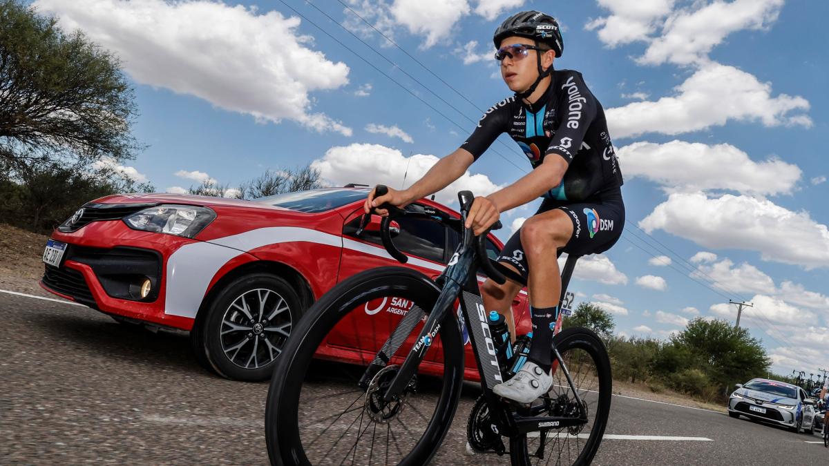 El ciclista profesional Marco Brenner se mantiene fresco en el calor argentino