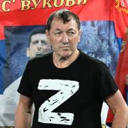 Bei den Australian Open trägt ein Mann ein schwarzes T-Shirt, auf dem der Buchstabe „Z“ abgebildet ist. Es ist das Symbol für den russischen Angriffskrieg.