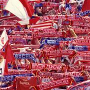 Ins Rot der Bayern-Schals mischt sich auch das Blau der Bochumer: Die Fans des FCB und des VfL verbindet seit 50 Jahren eine Fanfreundschaft.