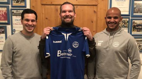 Vincent Aumiller (Mitte) wird Spielertrainer beim VfL Ecknach II. Co-Trainer Raphael Engl (rechts) und Teammanager David LaFlash freuen sich auf die Zusammenarbeit.