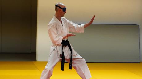 René Steinhübel ist fast blind. Beim Wettkampf tragen die Athleten der Para-Karate eine Maske, damit alle die gleichen Voraussetzungen haben, auch wenn sie unterschiedliche 