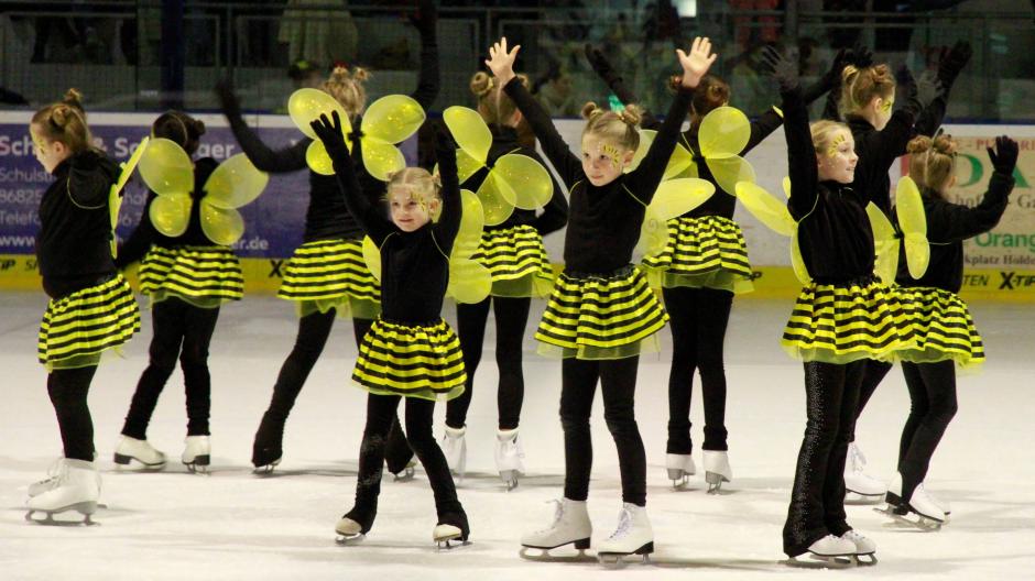 Die Türkheimer Eislaufkinder summten mit Begeisterung als Bienchen über die Eisfläche.