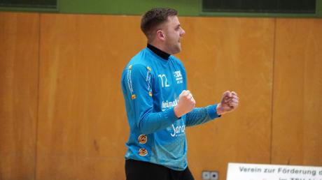 Jubelschreie: Torwart-Trainer Oliver Weymann stand zwischen den Pfosten und bejubelte mit den Aichacher Handballern einen Sieg gegen Gundelfingen. 