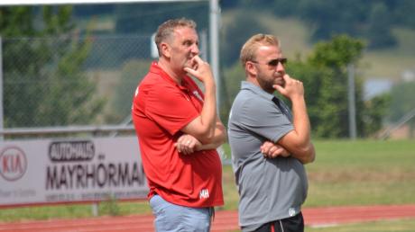Oliver Haberkorn und Meinrad Horak (von rechts) haben den SV Ottmarshausen in die Kreisliga geführt. Auch für die kommende Saison haben sie verlängert.