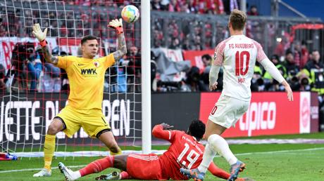 Der fünfte Streich: Alphonso Davies trifft hier sehenswert zum 5:2 für den FC Bayern, FCA-Keeper Gikiewicz ist machtlos. Am Ende hieß es 5:3 für die Münchner.
