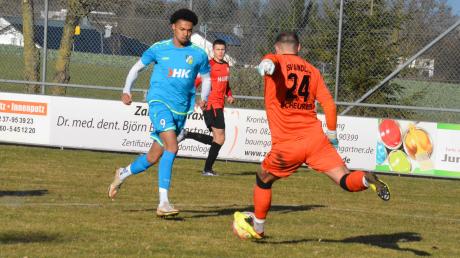 Raphael Marksteiner erzielte den Siegtreffer für den SV Cosmos Aystetten. Hier kann Aindlings Keeper Robin Scheurer klären.