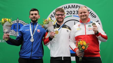 Maximilian Ulbrich (Mitte) ist neuer Europameister mit dem Luftgewehr. Im Goldfinale setzte er sich gegen den Titelverteidiger Patrik Jany (links) durch, auf Platz drei landete der Österreicher Alexander Schmirl.